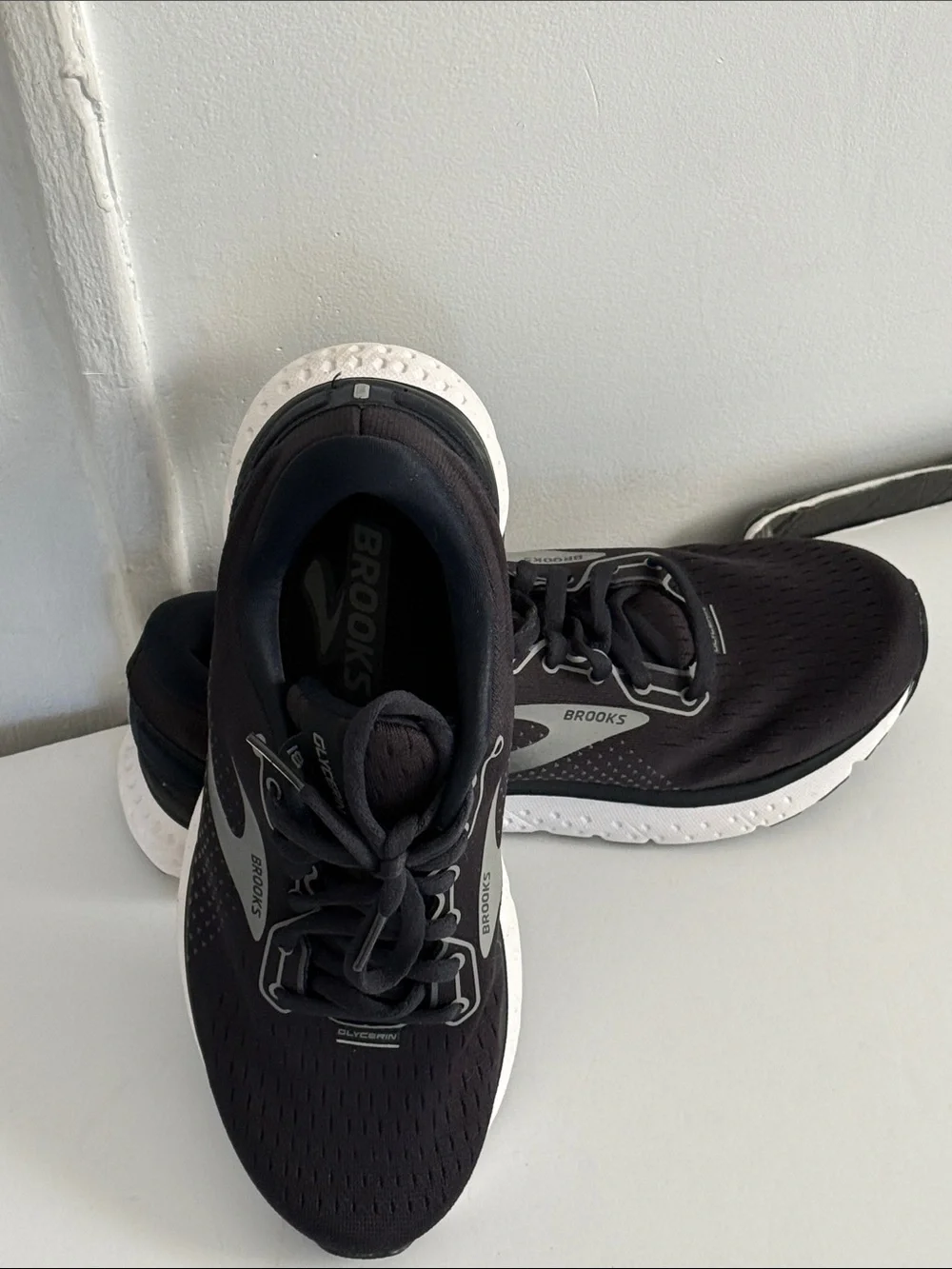 Brooks Women Black and White Running Shoes - Glycero 18  WE RUN  ON SCIENCE